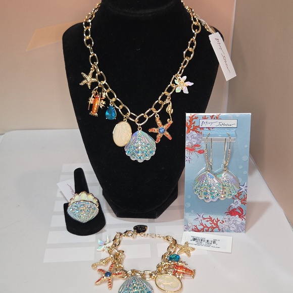 🔹️Betsey Johnson 🔹Nautical  Seashell Charm Necklace, Bracelet Ring Earring Set - Picture 3 of 17
